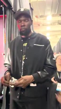 杜兰特抽球星卡,抽到科比立马露出纯真的笑容