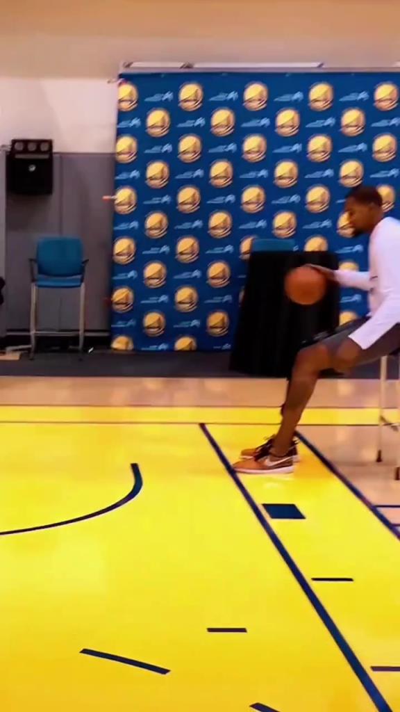 当年杜兰特跟腱恢复时坐着椅子练习投篮