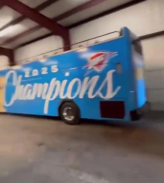 抢七还没开打 雷霆已经准备好了夺冠游行巴士