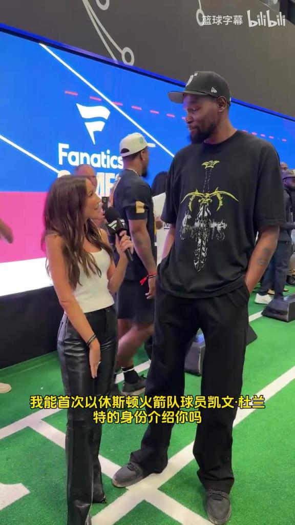 嘴角压不住了!KD面带笑容接受采访!女记者问KD是否要招募威少!