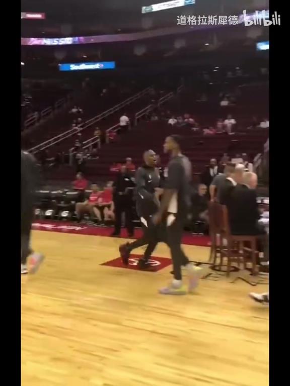 这下雷霆三少全在火箭打过球了!威少哈登还会回火箭吗?