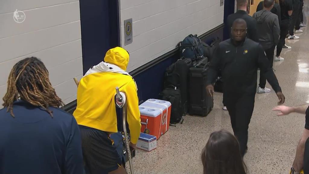 陪队友到最后一刻!赛后哈利伯顿在更衣室通道脚戴护具同队友击掌