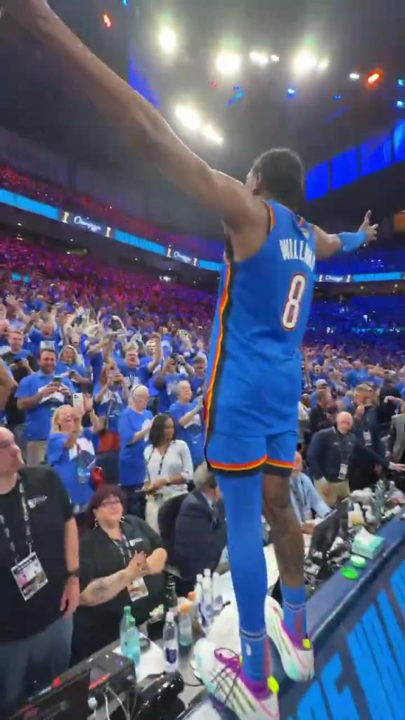 冠军二当家!杰伦威跳上技术台张开双臂接受全场欢呼