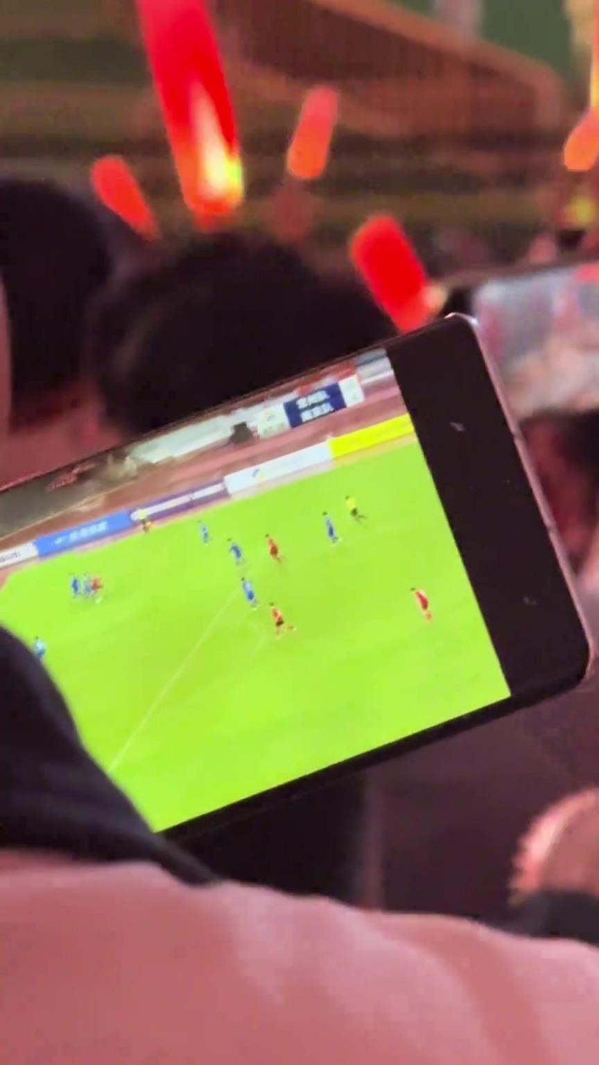 苏超门票经济实惠?这位大哥的观赛位置可不便宜啊!