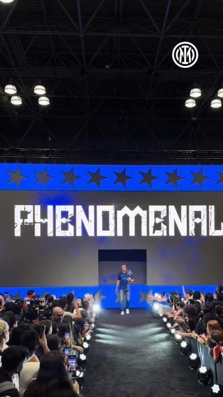 看看谁来了❤,国米老门神扛着蓝黑金腰带走T台秀