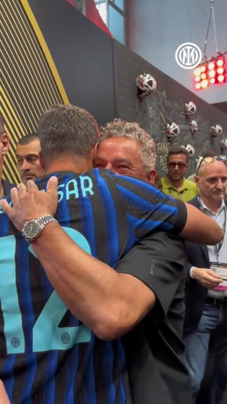 蓝黑色的纽带,两位国米老男孩拥抱攀谈❤