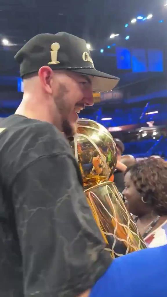 离开湖人之后再次拿到冠军!亚历山大的父亲赛后祝贺卡鲁索