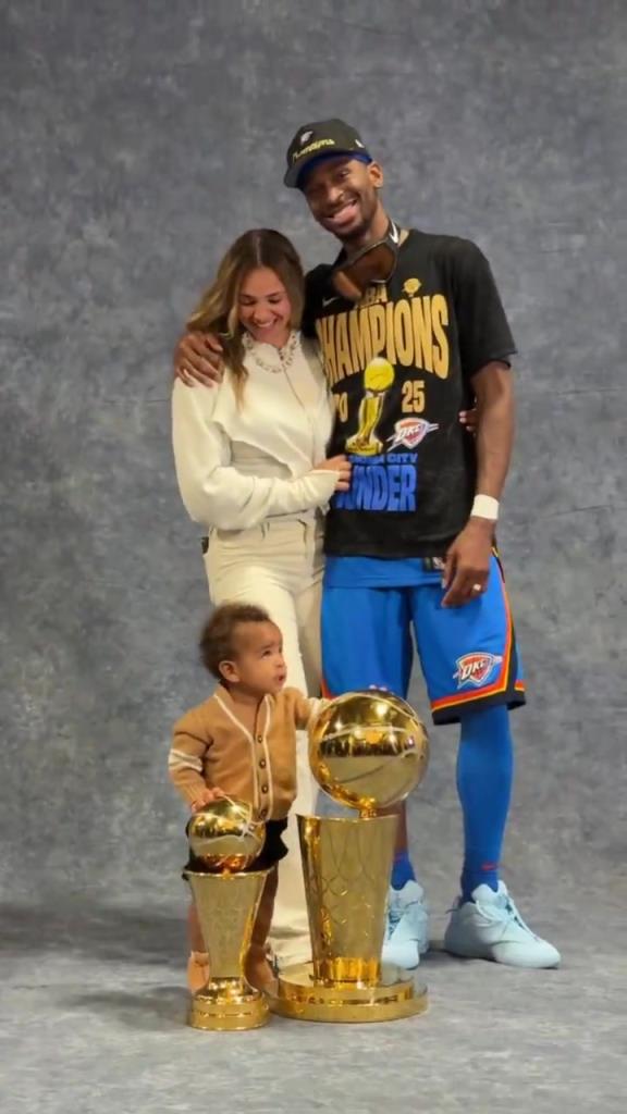 满满都是幸福!SGA和家人一起拍照留念