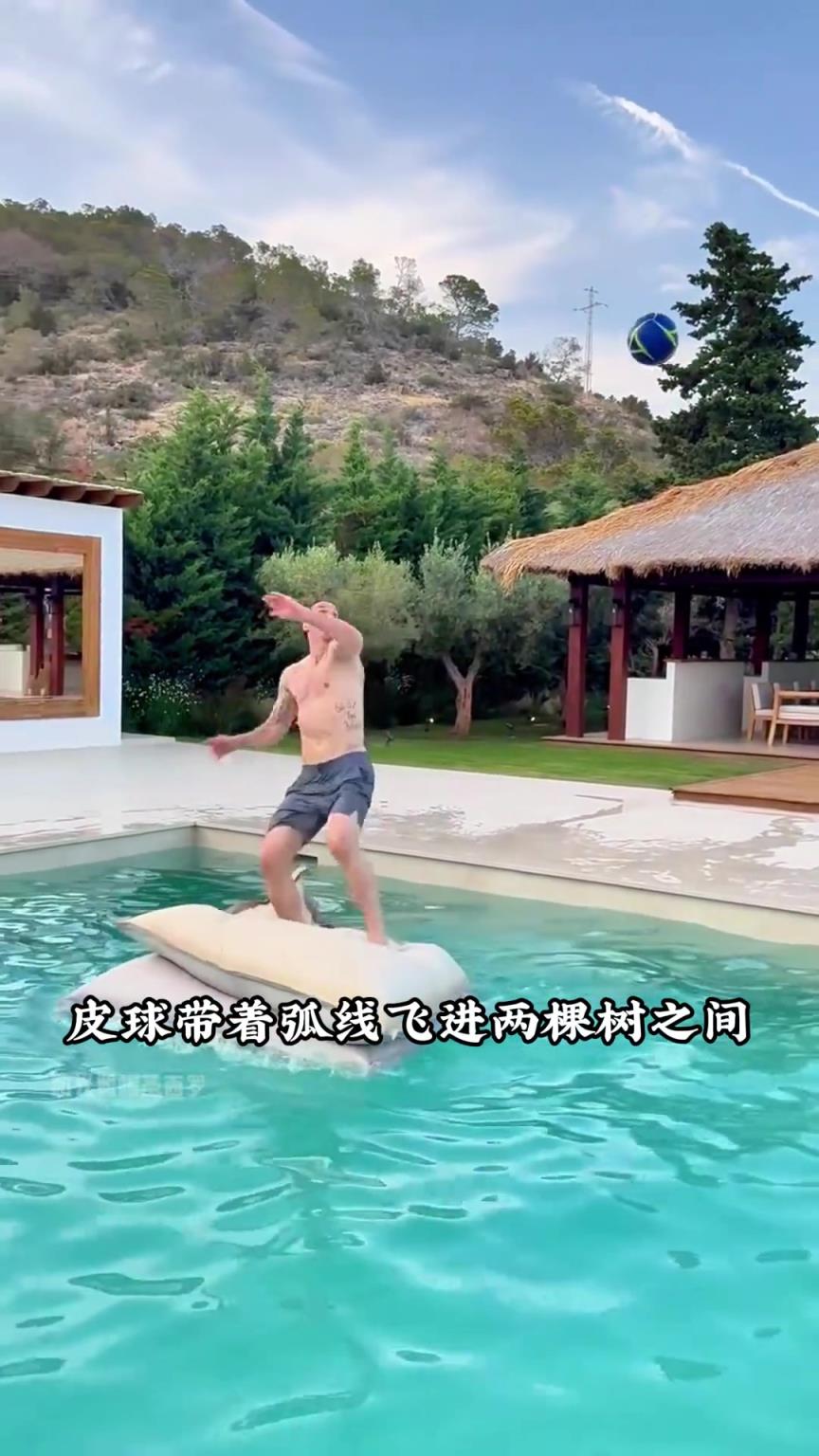 你大爷还是你大爷!伊布跳上泳池漂浮垫丝滑连接倒钩