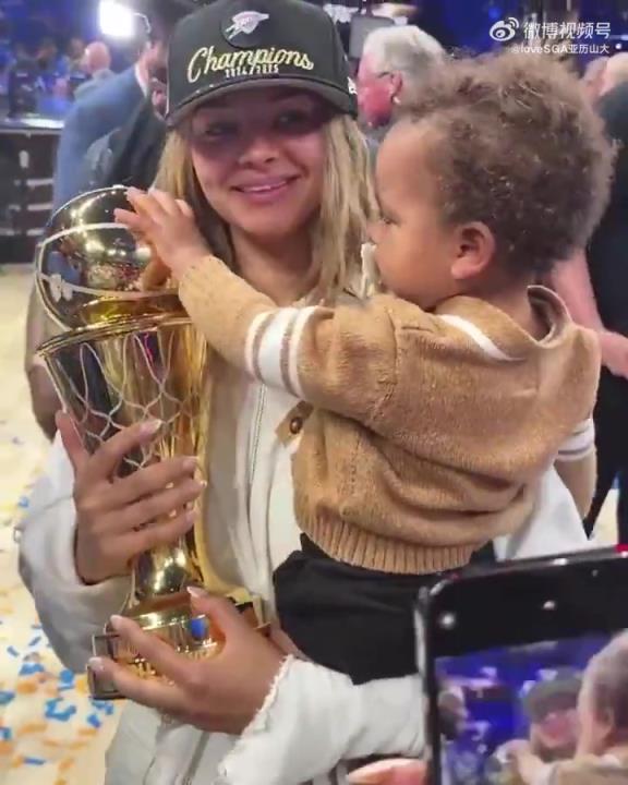 激发冠军血脉?亚历山大的儿子阿瑞斯抚摸父亲的FMVP奖杯