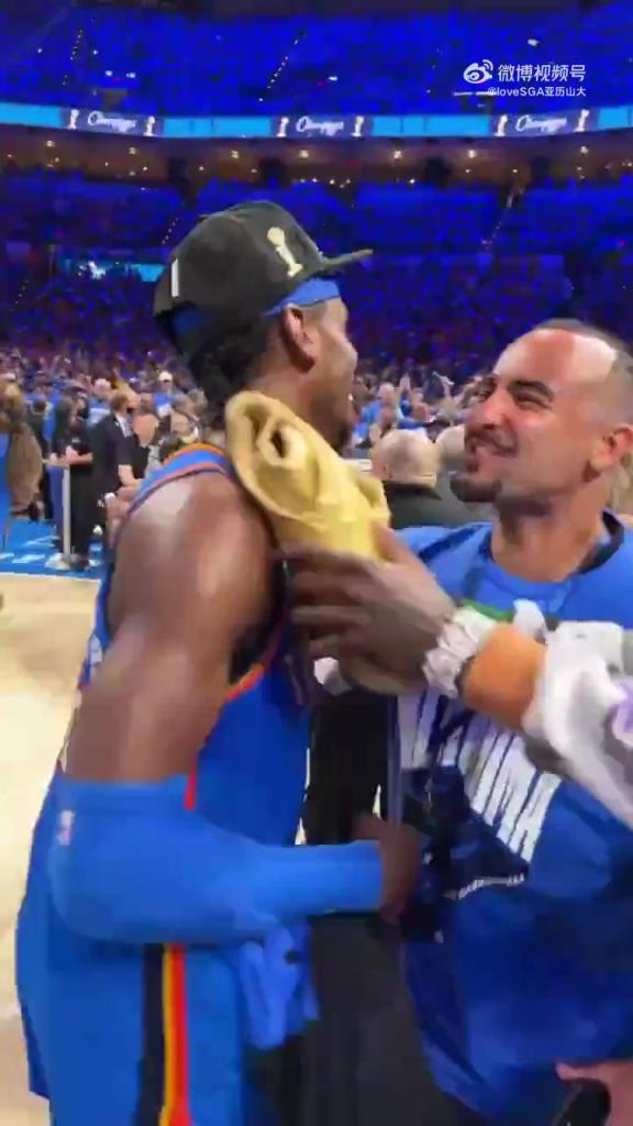 真甜蜜啊!亚历山大夺冠后第一时间走到场边抱起妻子!