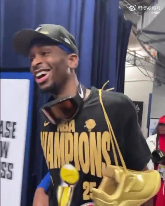 亚历山大夺冠后走入球员通道并念叨:这赛季经历太多起伏,不容易