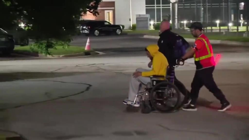 哈里伯顿虽然被推着走,但是受到了雷霆所有球迷的尊重…...