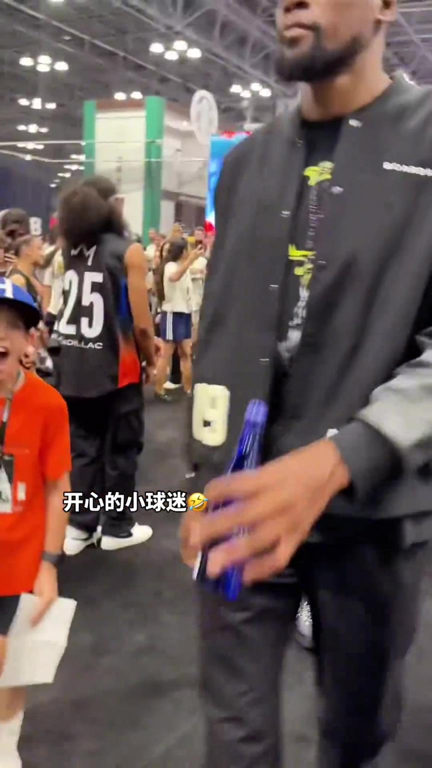 小球迷决定一个星期不洗手……杜兰特内心暗爽...