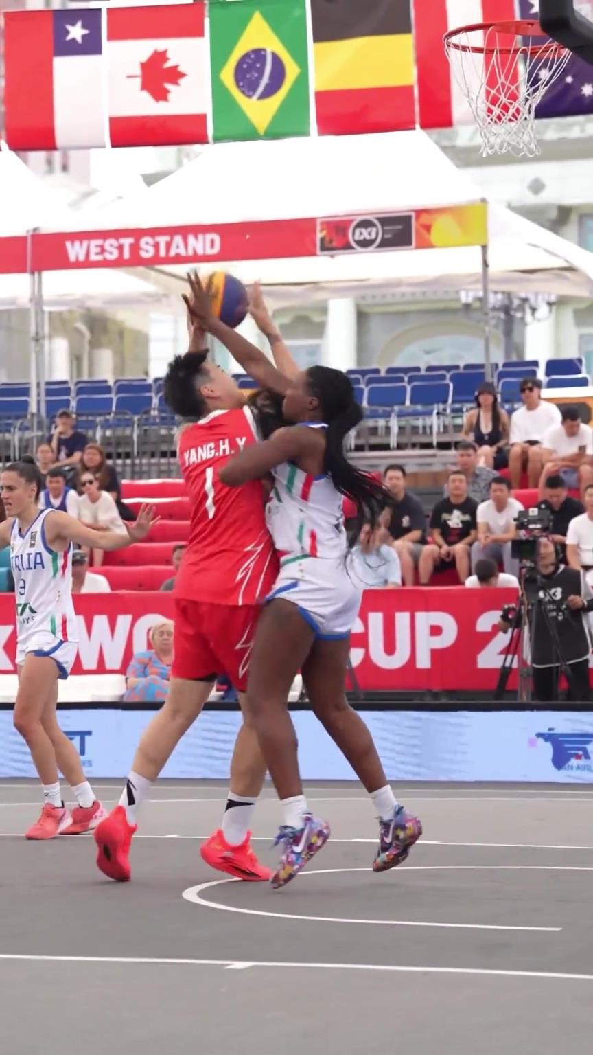 篮下霸主杨衡瑜!内线对决对手根本拦不住!