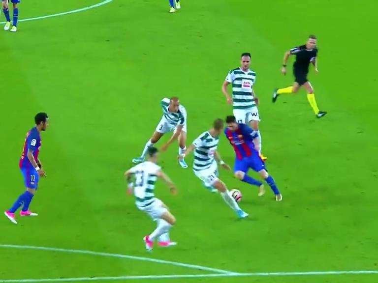 网友:现在很多人吹亚马尔,但是他们看过巅峰梅西踢球吗?