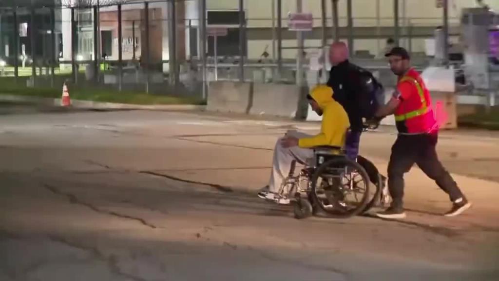 期待满血归来!哈利伯顿坐着轮椅 球迷们疯狂大喊“哈利”