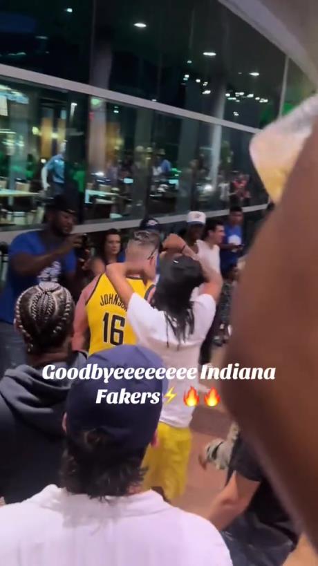 好惨...步行者球迷离场时被主队球迷疯狂嘲讽