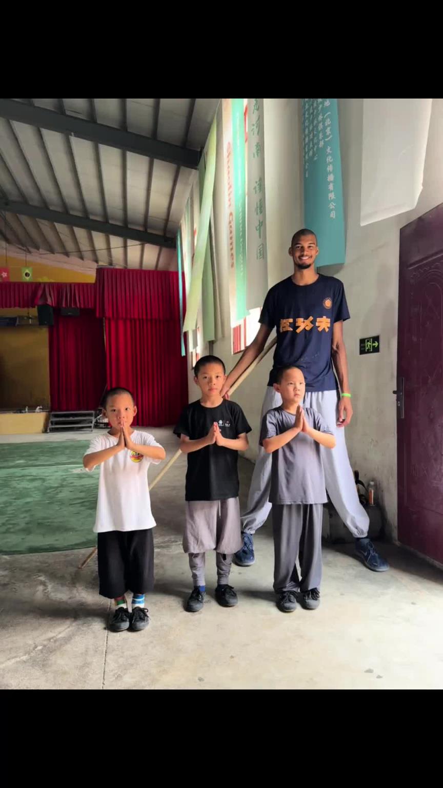 少林寺童子功震惊文班！小孩哥半年后：不知我师弟NBA打怎样了