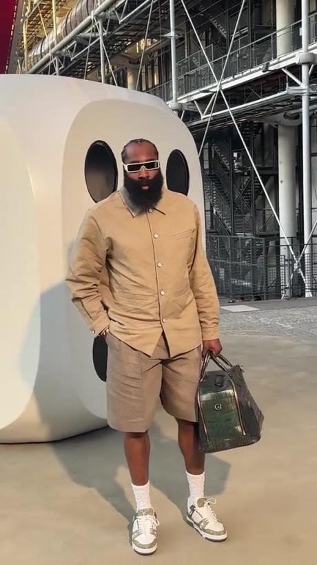 这是参展吗？哈登带着小墨镜手提着LV包现身巴黎时装周~