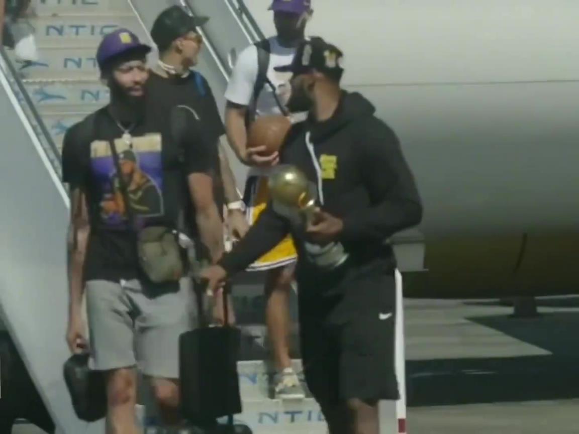 卡鲁索戴着湖人冠军戒指 帮兄弟们弥补了2020年冠军游行的遗憾