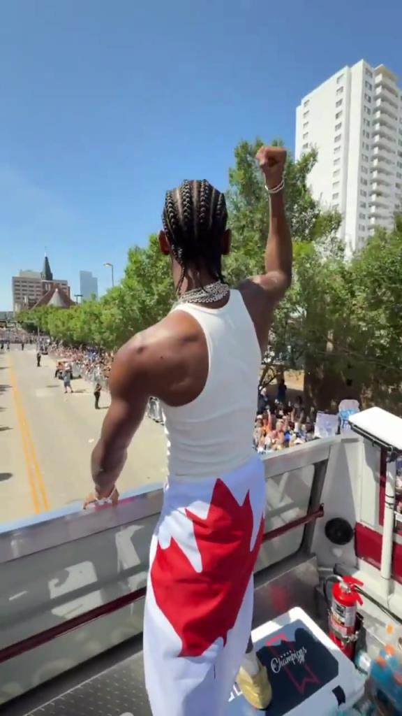 尽情享受吧!雷霆夺冠庆典 俄克拉荷马球迷夹道高呼MVP