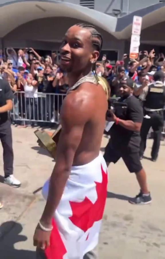 亚历山大手捧奖杯腰上围着加拿大国旗 夺冠游行完全嗨起来了!