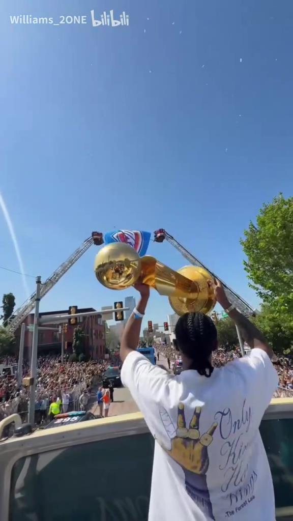 声名鹊起！杰威身着科比T恤的冠军巡游之旅！