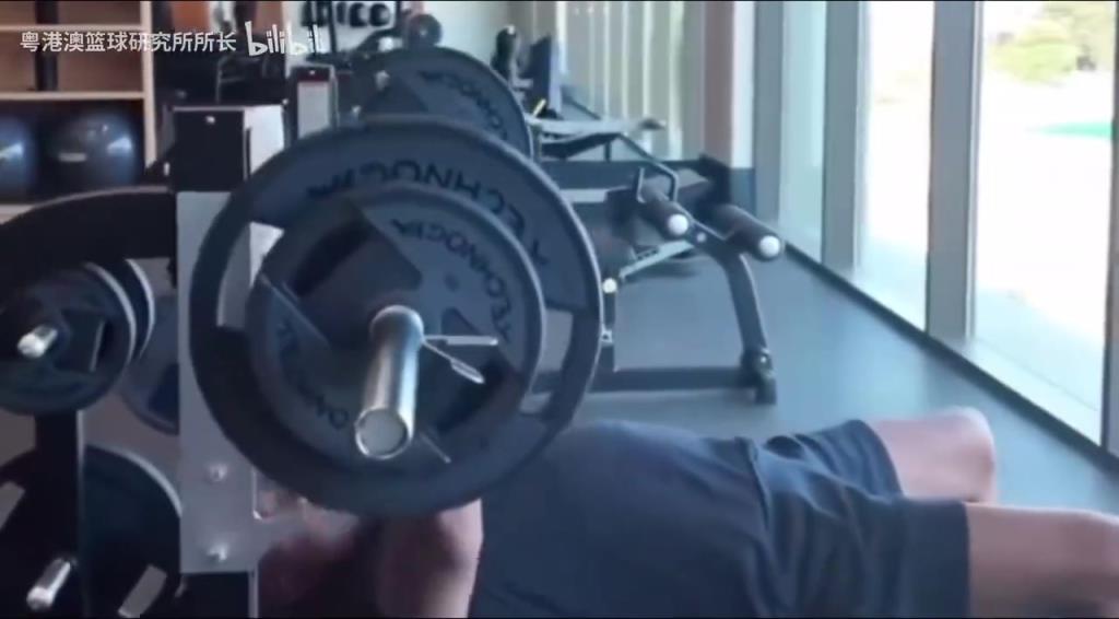 这是65岁的身体状态？魔术师最近的训练，小腿肌肉依然炸裂！