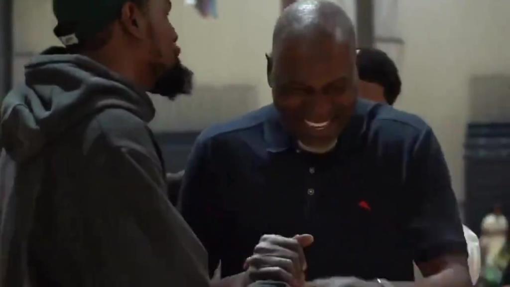 以后都是火箭名宿了！杜兰特参加活动和奥拉朱旺激动拥抱~