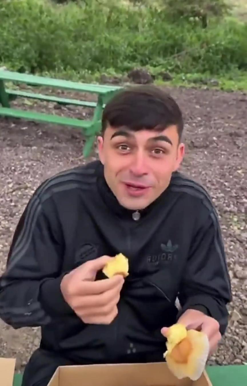 佩德里野炊时打趣:希望不会有狮子过来吃我,刚那边有只狮子~