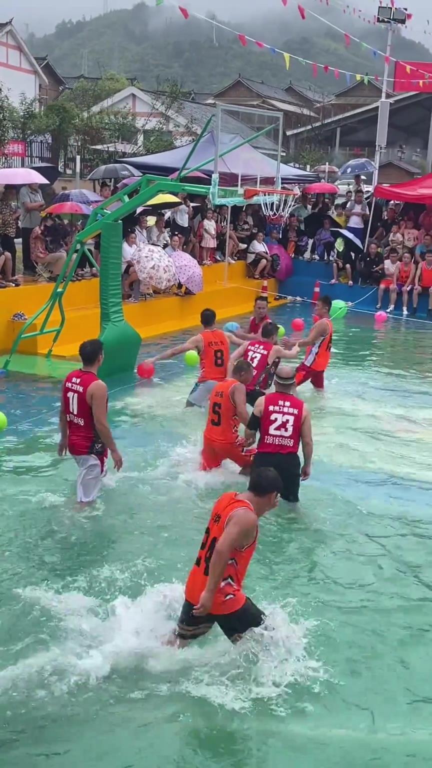 湖人vs泳士的比赛搬到了村BA现场！