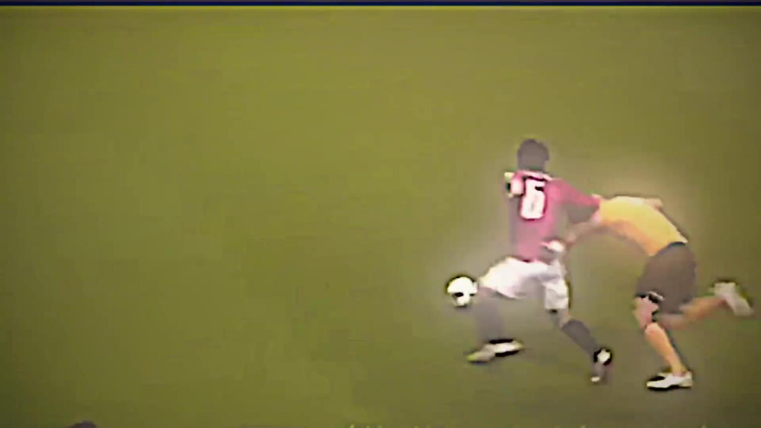 日本没红牌?张琳芃被日本球员拽头发扔出2米,起身后将对方撞翻