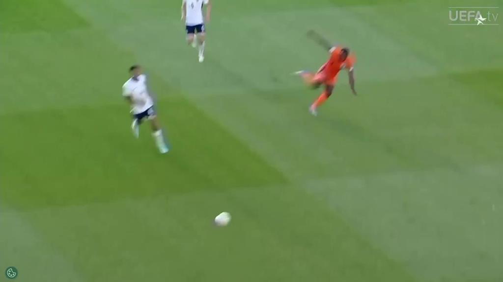 英格兰逆天后防送礼!诺亚断球超远距离破门!门将超级离谱失误!