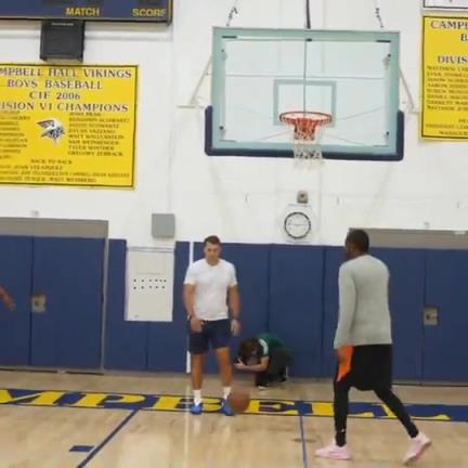 应该会有大进步！小贾正跟者杜兰特一个个动作猛练