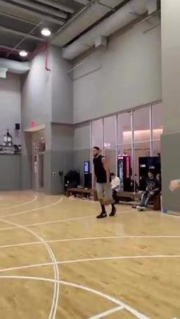 你的休赛期？我的总决赛！本西蒙斯又开始苦练三分了