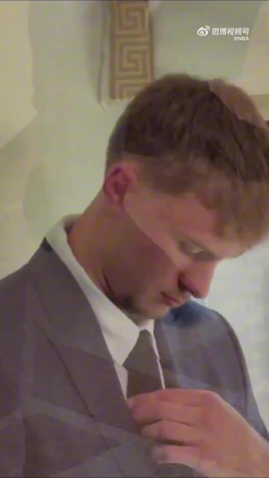 本届状元大热！美国之子弗拉格一身蓝西装抵达现场