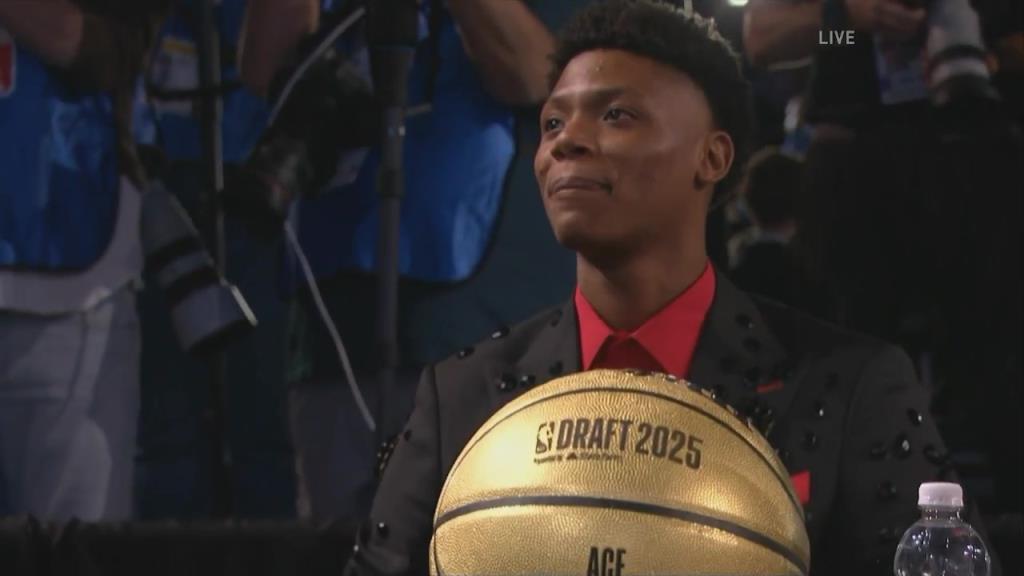 选秀大会开始在即！弗拉格领衔一众球员现场等待