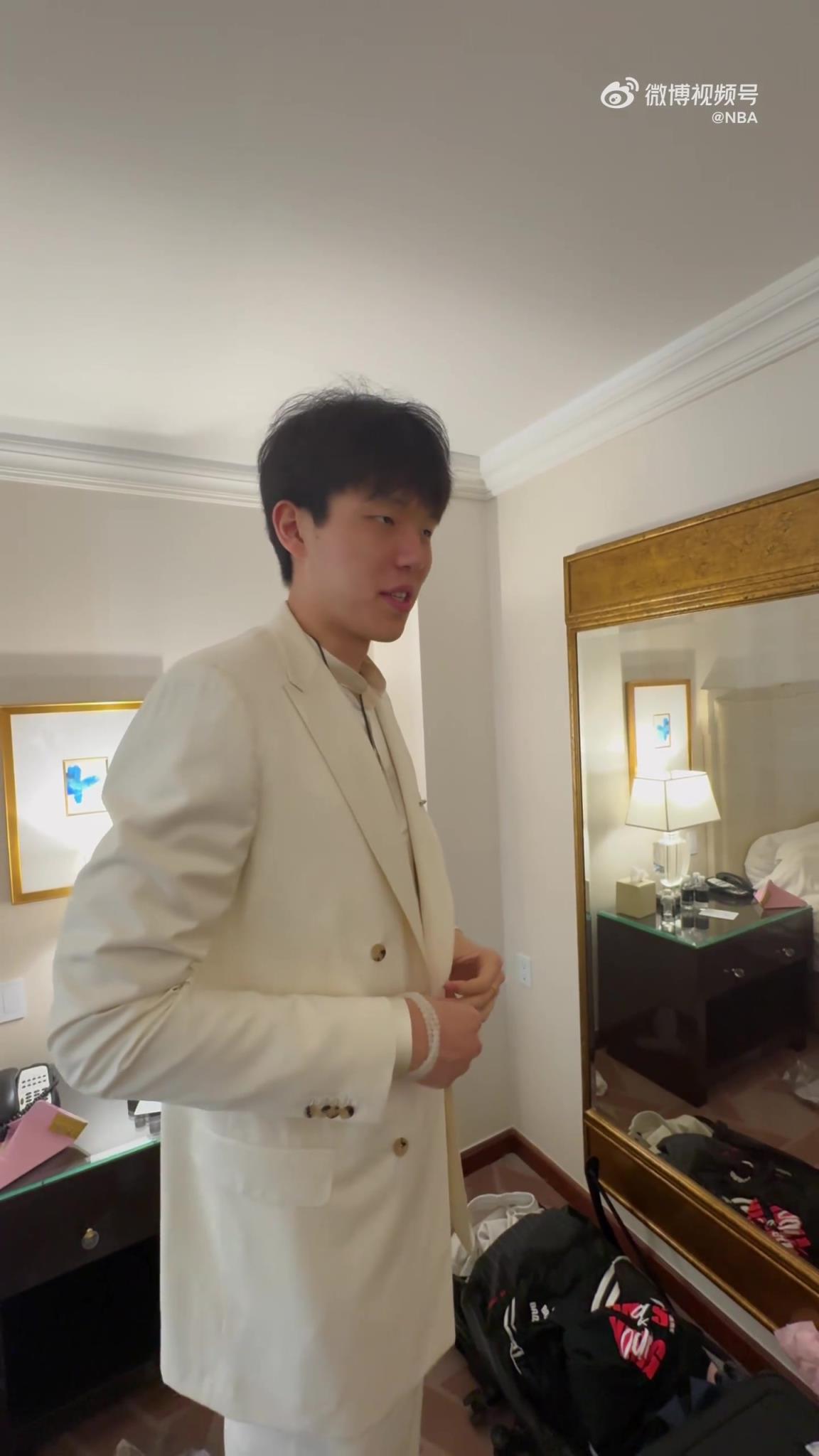 帅气逼人！杨瀚森一身白色帅气正装 自信上车前往选秀现场