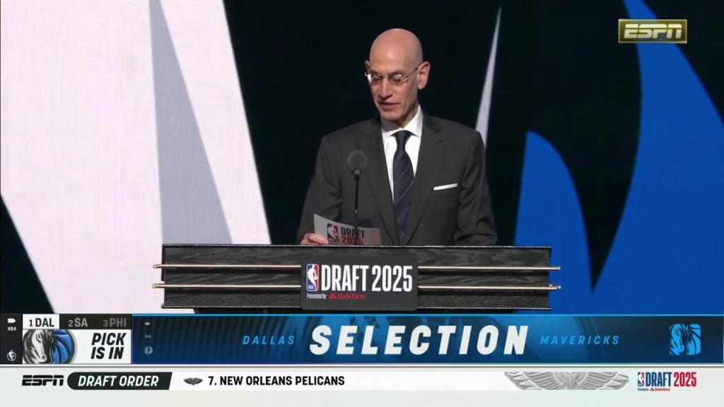 无悬念！美国之子弗拉格当选状元，上台与萧华握手！