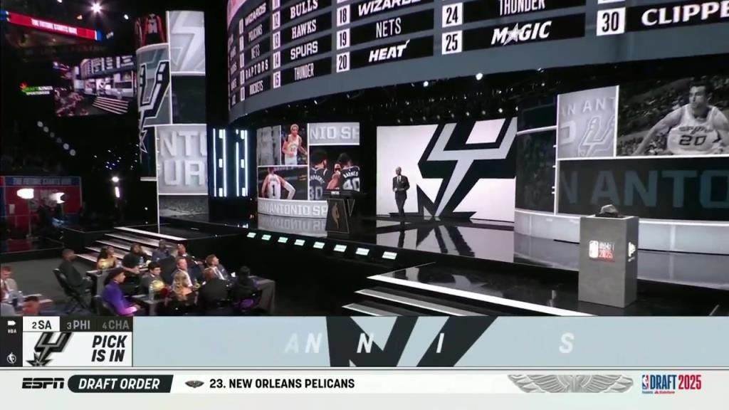 名宿之子！五冠传奇罗恩-哈珀的二儿子小哈珀当选榜眼同萧华握手