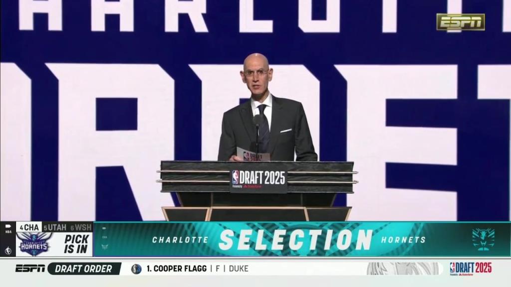 搭档三球！弗拉格队友克尼佩尔第四顺位被黄蜂选中同萧华握手合影