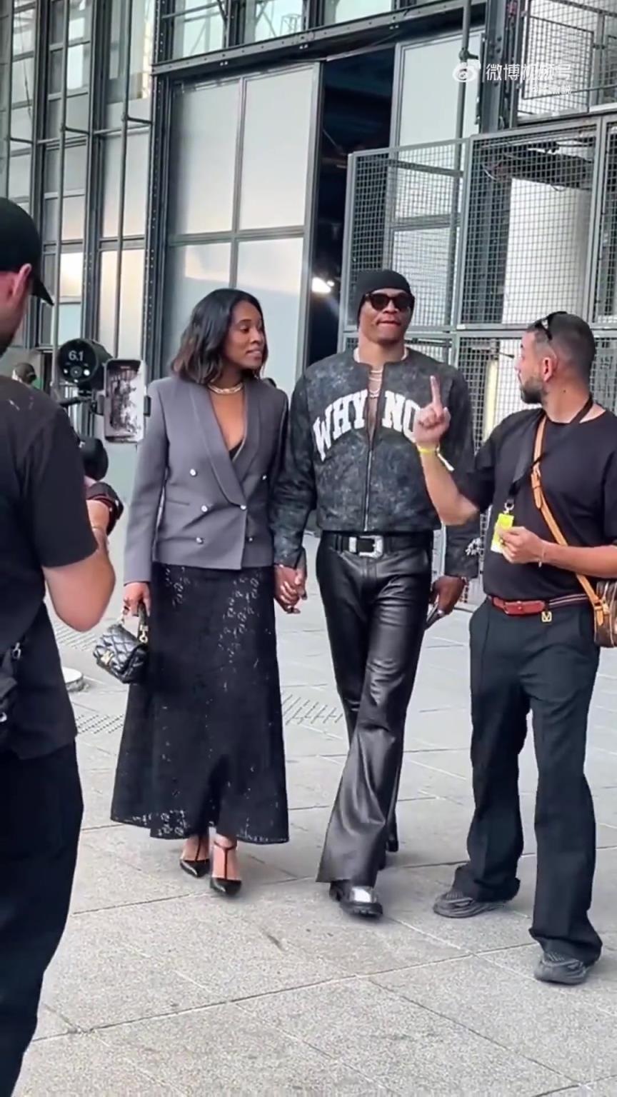 汪峰邓紫棋点赞！威少带夫人逛街十指紧扣，皮裤有点抢眼