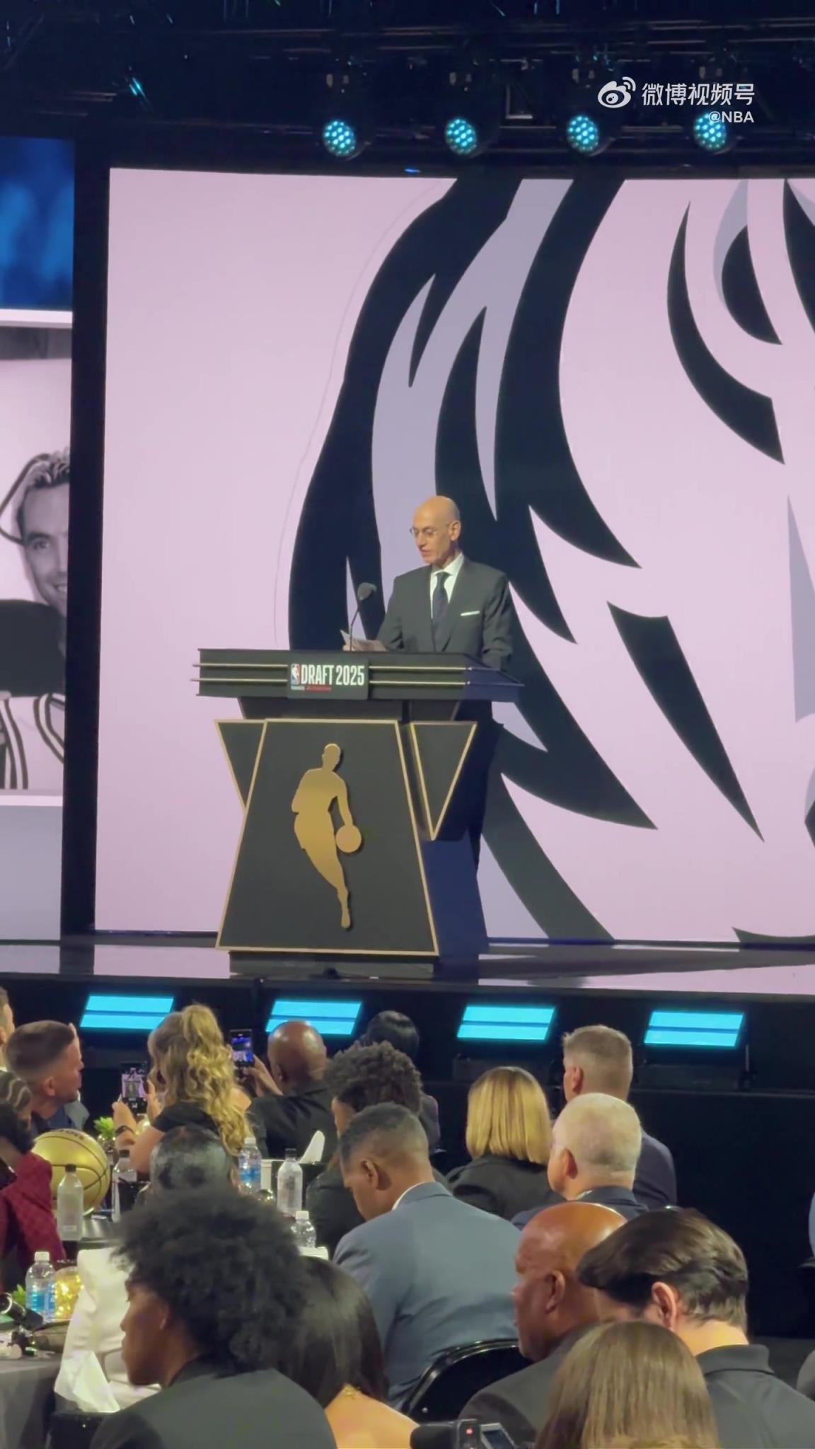 感受现场热烈氛围！弗拉格当选状元现场版！欢呼和掌声巨大！