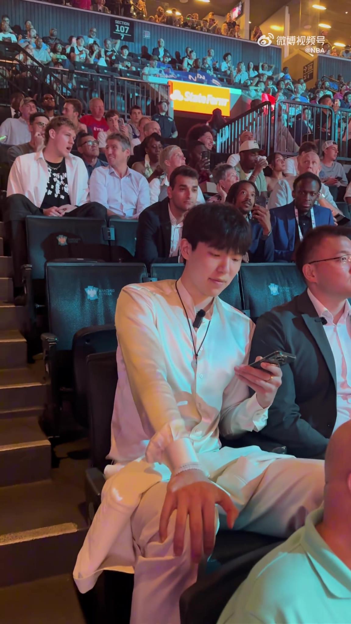 篮网首轮手握5个签！一席白色西装杨瀚森坐在大会场边耐心等待！