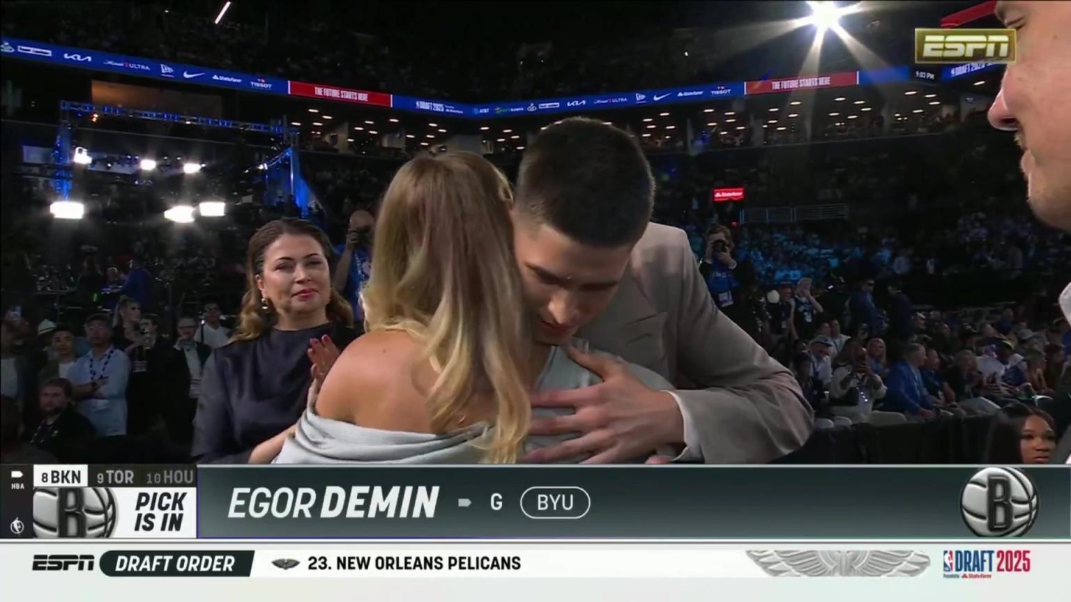 算是前十首个爆冷！俄罗斯的叶戈尔-杰明被篮网选中 和女友拥抱