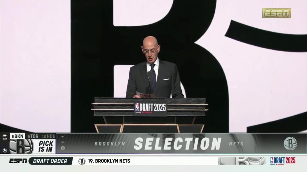 现场有些许嘘声！篮网用8号签选择了来自俄罗斯的杰明