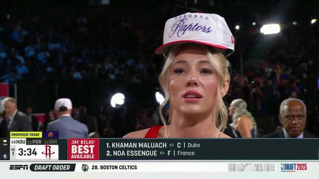 正面角度看看第9顺位博伊尔斯的女朋友~