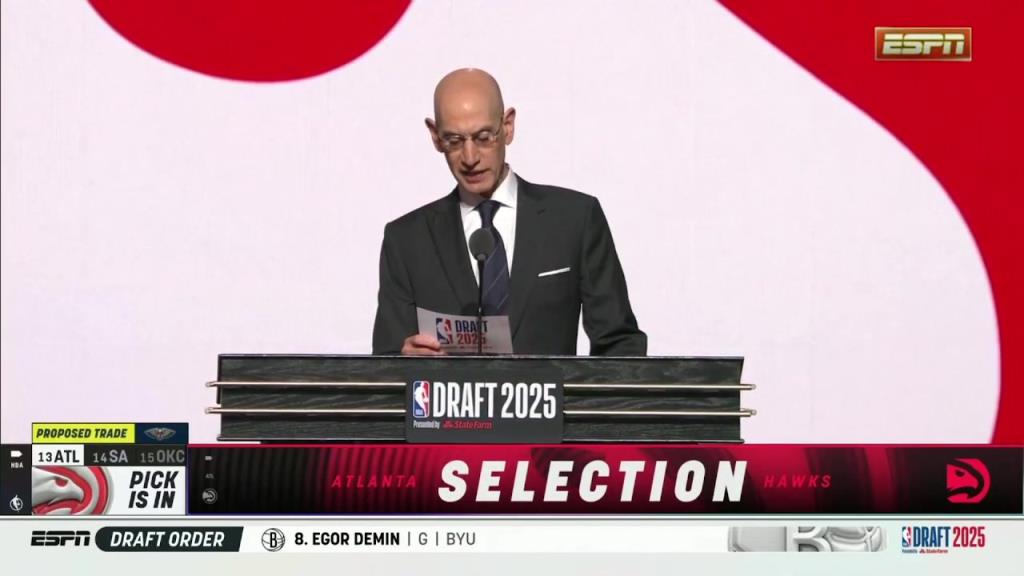 13顺位不选分位?鹈鹕13顺位摘下奎因随后上台同萧华握手