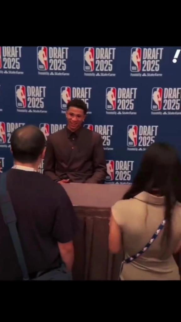 被马刺选中!此前弗拉格采访区门庭若市 而布莱恩特采访只有几人